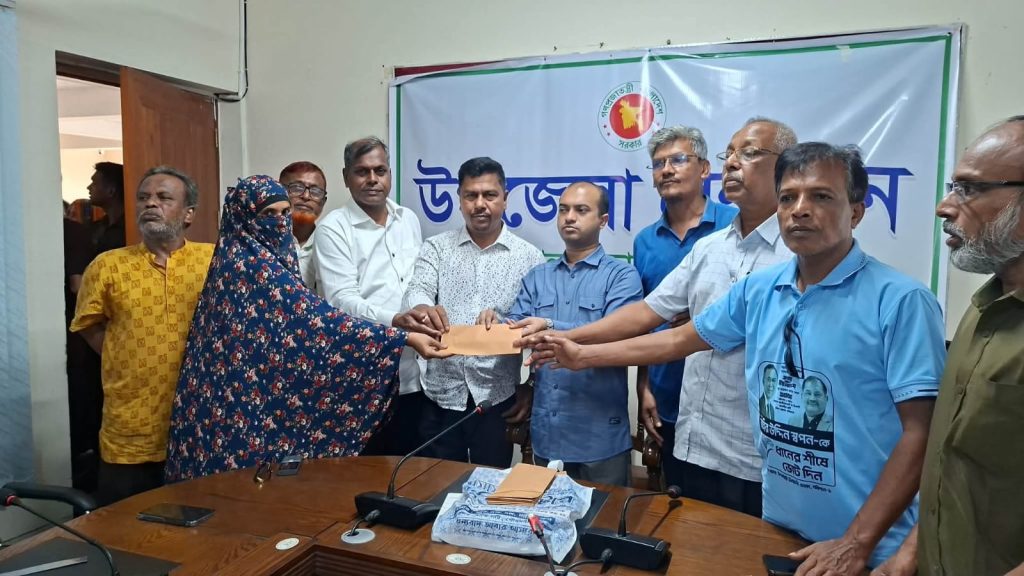 প্রধানমন্ত্রীর ঈদ উপহার পেলেন আগৈলঝাড়ার অসহায় পরিবার!