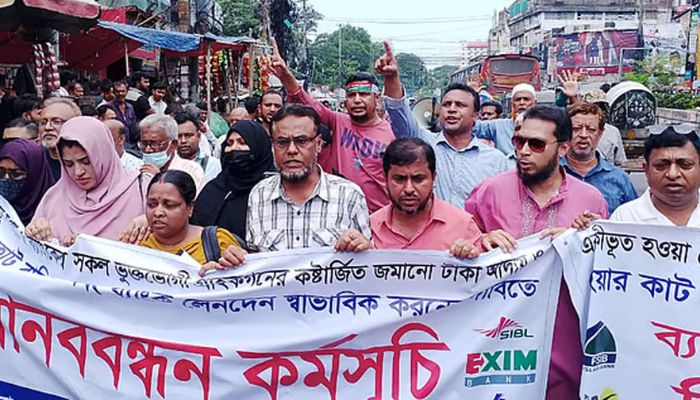 ‘হেয়ার কাট’ বাতিলসহ তিন দাবিতে চট্টগ্রামে গ্রাহকদের অবস্থান
