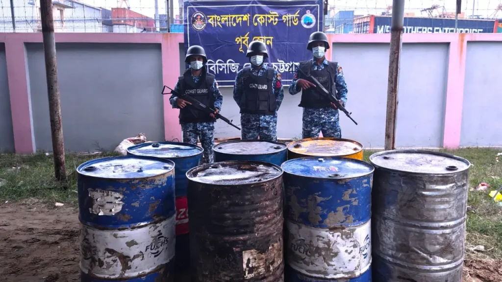 চট্টগ্রামে ২ লাখ টাকা মূল্যের জ্বালানি তেল ও লুবওয়েল জব্দ