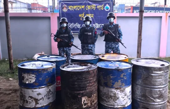 চট্টগ্রামে ২ লাখ টাকা মূল্যের জ্বালানি তেল ও লুবওয়েল জব্দ