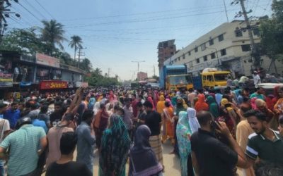 চট্টগ্রামে বকেয়া বেতনের দাবিতে সড়ক অবরোধ, যানজট-ভোগান্তি