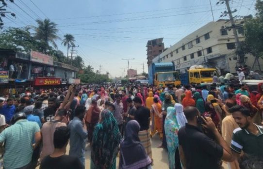 চট্টগ্রামে বকেয়া বেতনের দাবিতে সড়ক অবরোধ, যানজট-ভোগান্তি