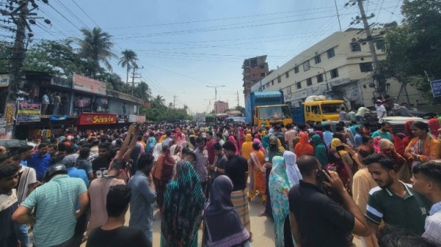 চট্টগ্রামে বকেয়া বেতনের দাবিতে সড়ক অবরোধ, যানজট-ভোগান্তি