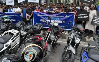মোটরসাইকেলে অগ্রিম আয়কর প্রস্তাব বাতিলের দাবিতে মানববন্ধন