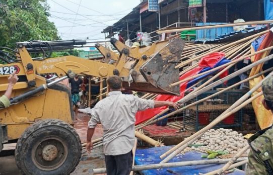 চট্টগ্রামে সড়ক ও ফুটপাত থেকে ২০০ দোকান উচ্ছেদ