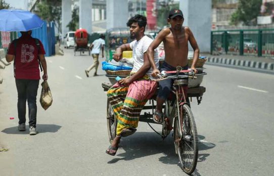 তাপে পুড়ছে ৪০ জেলা, বিপর্যস্ত জনজীবন