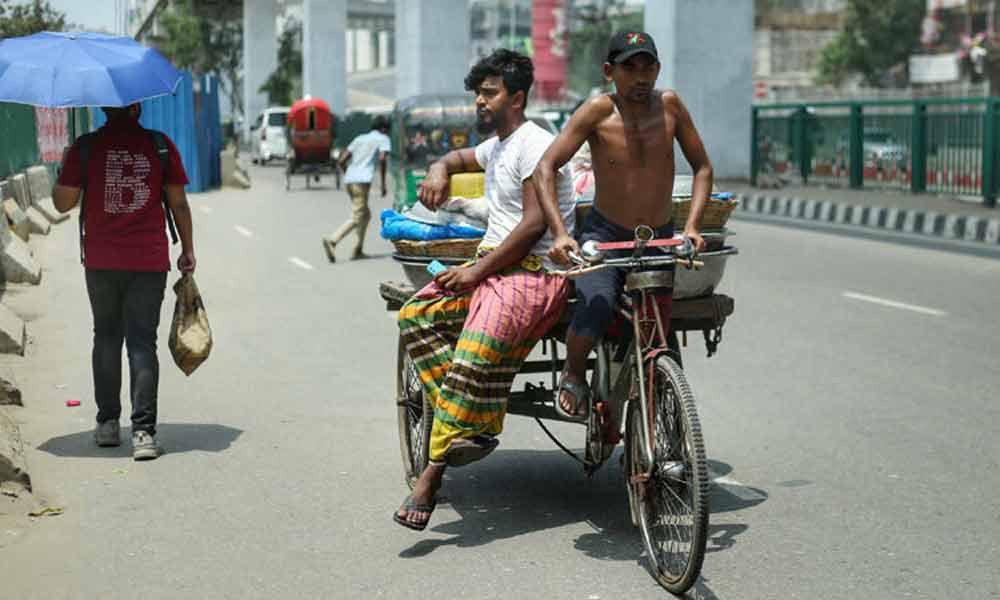 তাপে পুড়ছে ৪০ জেলা, বিপর্যস্ত জনজীবন