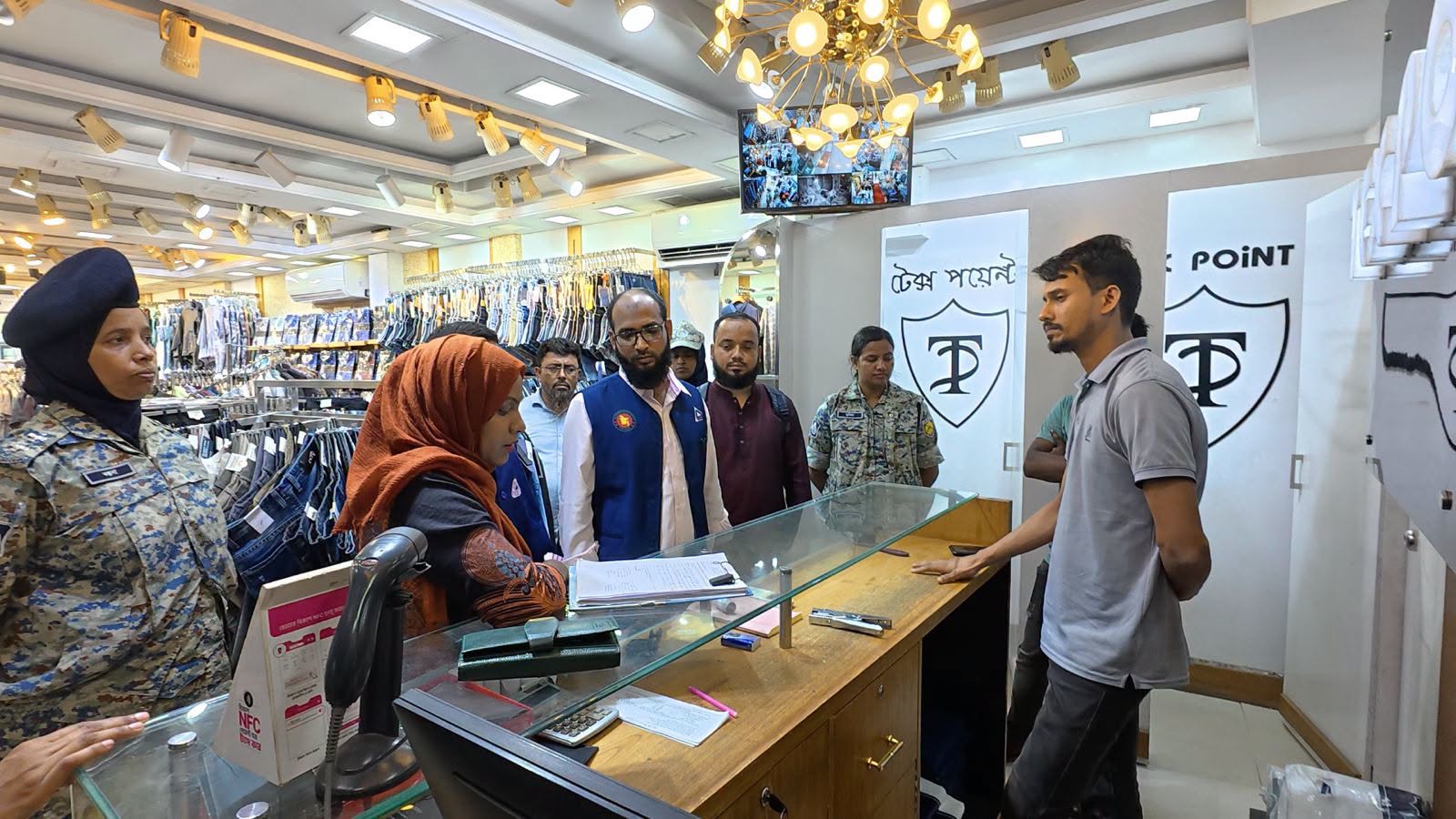 ফার্মগেটে বিএসটিআই’র ভ্রাম্যমাণ আদালত: সিএম লাইসেন্স না থাকায় প্রতিষ্ঠানকে জরিমানা