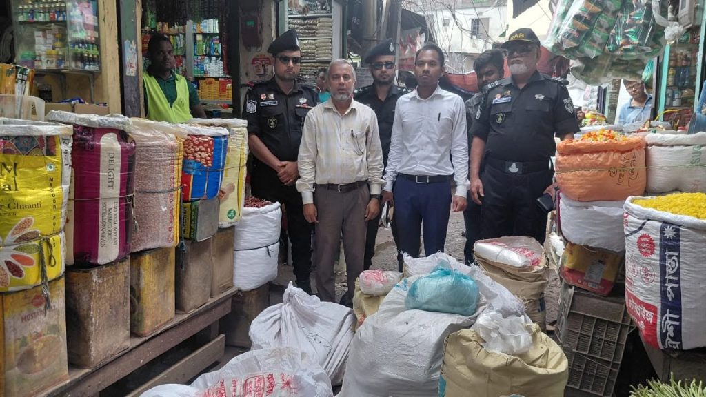 ভোলায় পরিবেশ অধিদপ্তরের অভিযানে ১,৪৮০ কেজি নিষিদ্ধ পলিথিন জব্দ, জরিমানা ৫ হাজার টাকা