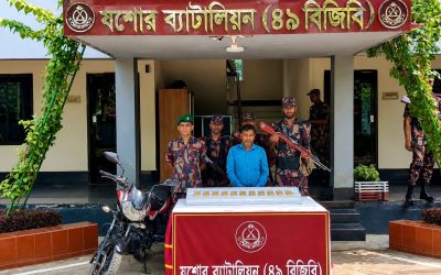 সীমান্তে ২.২১ কোটি টাকার স্বর্ণসহ চোরাকারবারি আটক