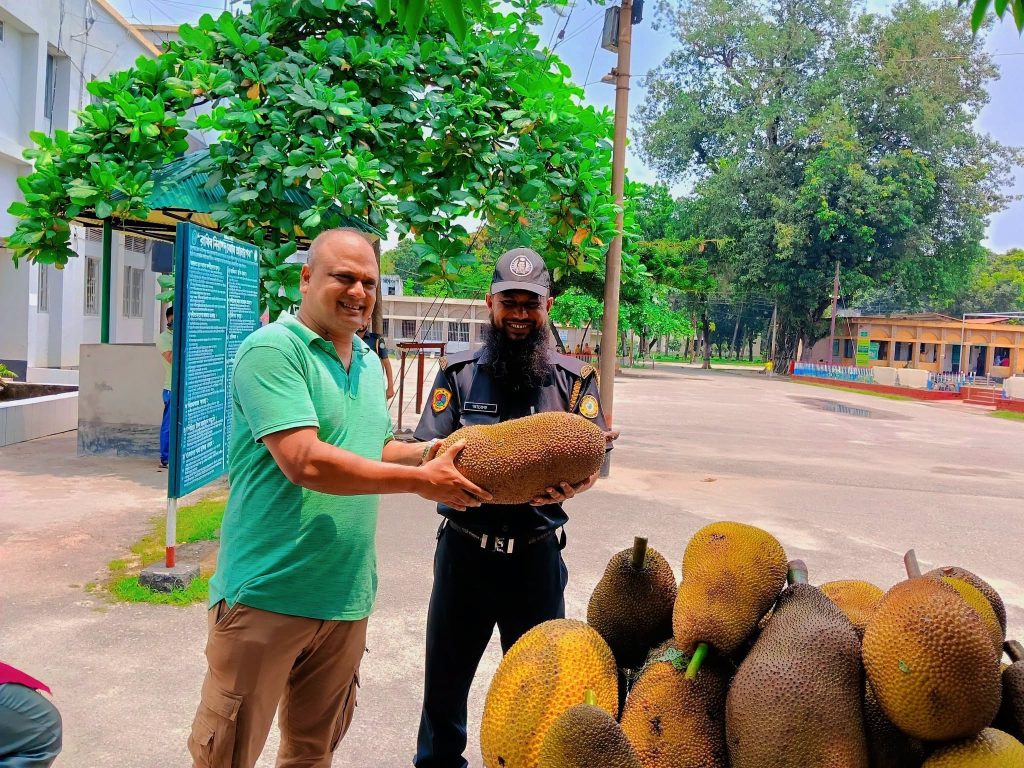 নিজস্ব বাগানের কাঁঠাল বিতরণ করল দিনাজপুর জেলা কারাগার