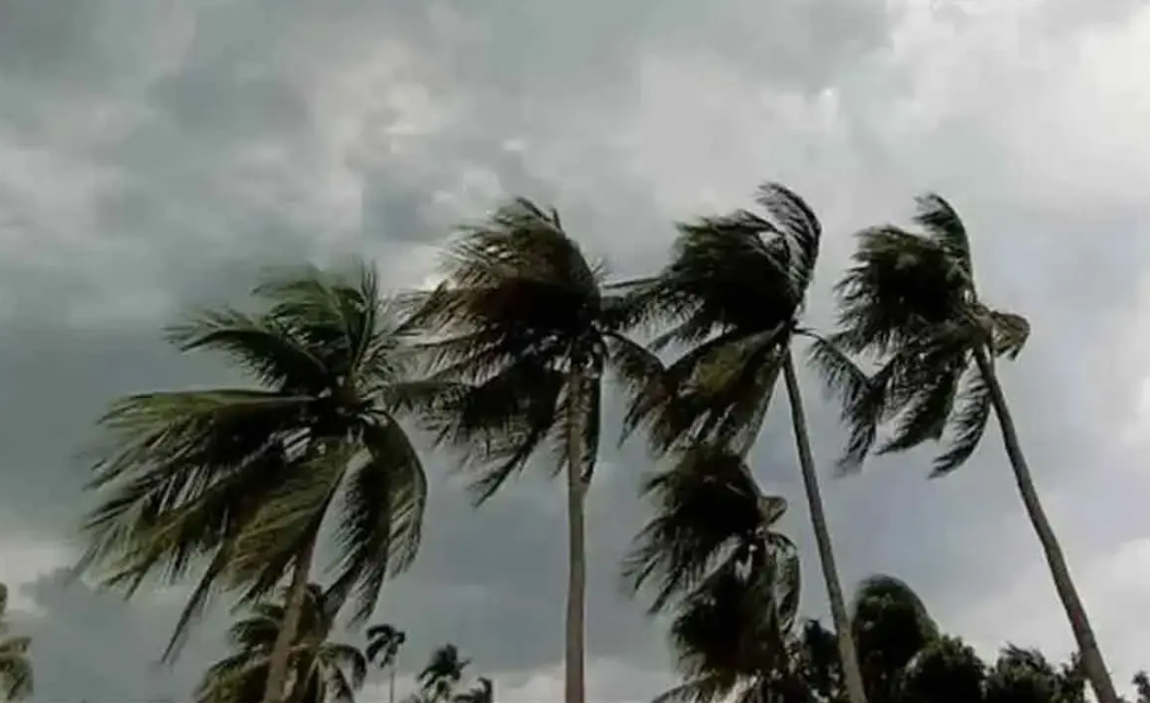 দুপুরের মধ্যে চার অঞ্চলে ঝড়ের আভাস, নদীবন্দরে সতর্কতা