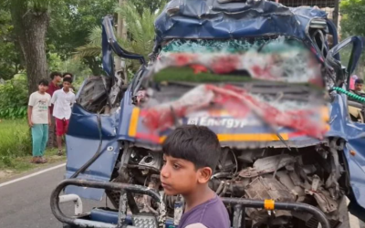 টাঙ্গাইলে থেমে থাকা ট্রাকের পেছনে পিকআপের ধাক্কা, নিহত ৪