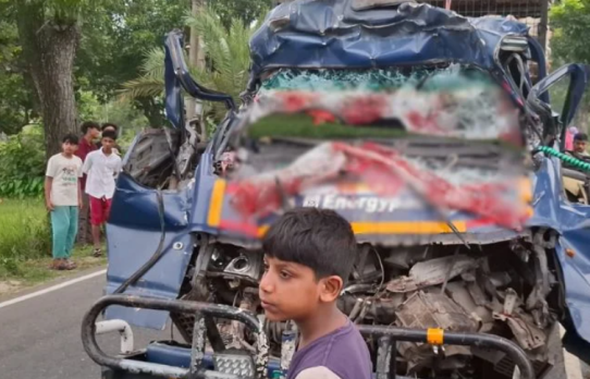 টাঙ্গাইলে থেমে থাকা ট্রাকের পেছনে পিকআপের ধাক্কা, নিহত ৪
