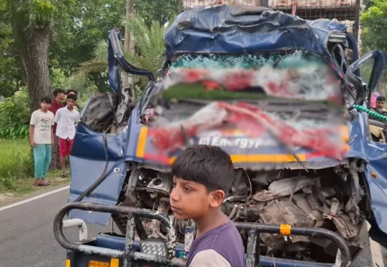 টাঙ্গাইলে থেমে থাকা ট্রাকের পেছনে পিকআপের ধাক্কা, নিহত ৪