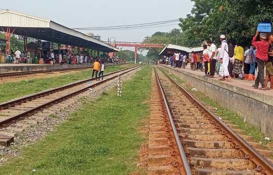 রেলের ঘড়িতে চলে না ‘তিতাস’