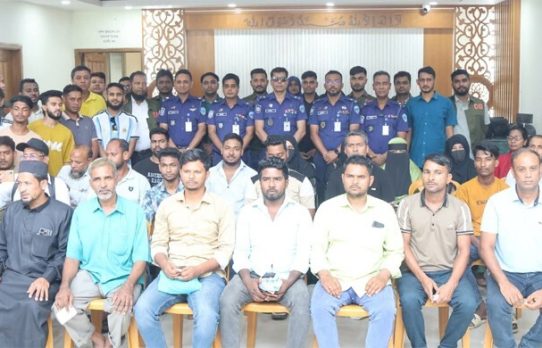 চট্টগ্রামে খোয়া যাওয়া ১০১ মোবাইল ফিরিয়ে দিলো পুলিশ