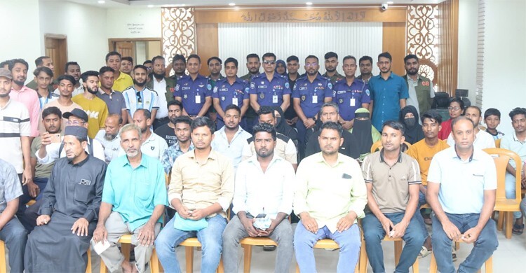 চট্টগ্রামে খোয়া যাওয়া ১০১ মোবাইল ফিরিয়ে দিলো পুলিশ