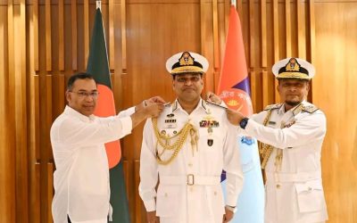 নবনিযুক্ত নৌবাহিনী প্রধানকে ভাইস অ্যাডমিরাল র‌্যাঙ্ক ব্যাজ পরিয়ে দিলেন প্রধানমন্ত্রী তারেক রহমান
