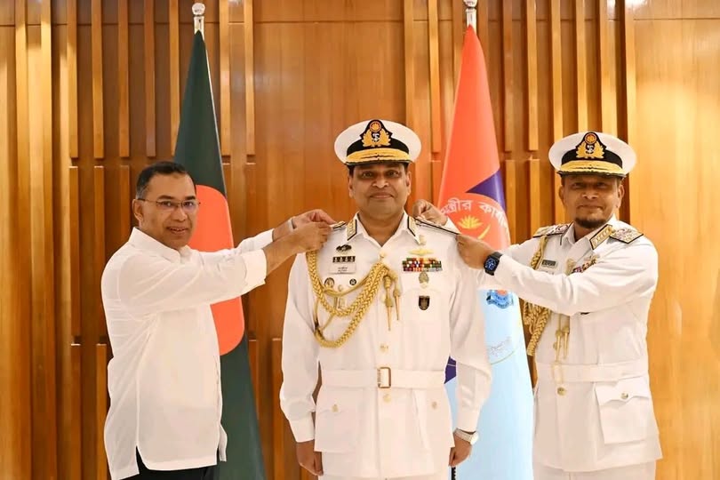 নবনিযুক্ত নৌবাহিনী প্রধানকে ভাইস অ্যাডমিরাল র‌্যাঙ্ক ব্যাজ পরিয়ে দিলেন প্রধানমন্ত্রী তারেক রহমান