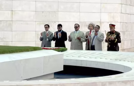 শহীদ রাষ্ট্রপতি জিয়াউর রহমান ও বেগম খালেদা জিয়ার সমাধিতে ভারপ্রাপ্ত রাষ্ট্রপতির শ্রদ্ধা নিবেদন