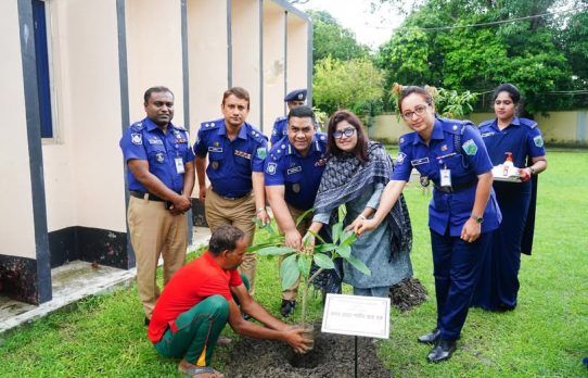 রাজশাহী রেঞ্জে ডিআইজির উদ্যোগে বৃক্ষরোপণ কর্মসূচি