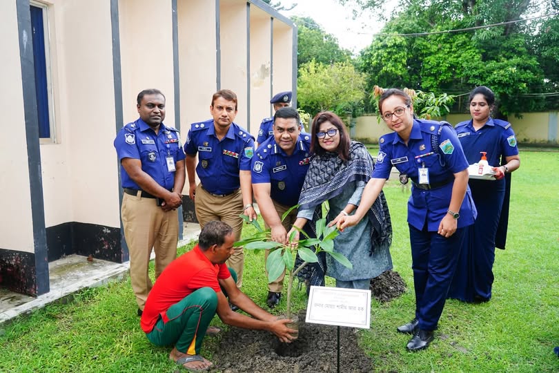 রাজশাহী রেঞ্জে ডিআইজির উদ্যোগে বৃক্ষরোপণ কর্মসূচি