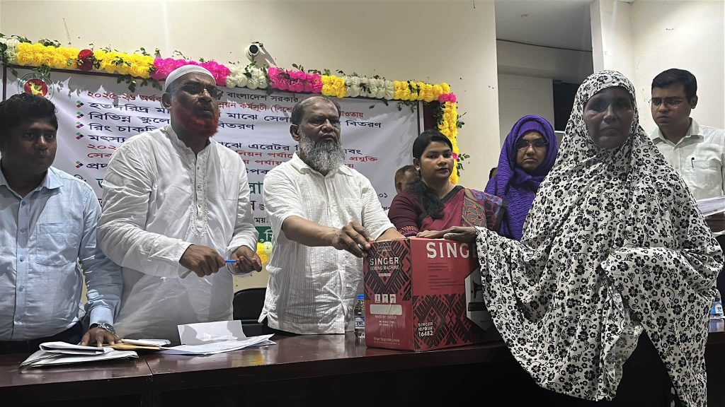 সিরাজদিখানে হতদরিদ্র নারী, কৃষক ও মৎস্যচাষিদের মাঝে উন্নয়ন উপকরণ বিতরণ
