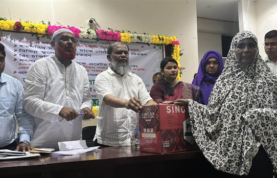 সিরাজদিখানে হতদরিদ্র নারী, কৃষক ও মৎস্যচাষিদের মাঝে উন্নয়ন উপকরণ বিতরণ