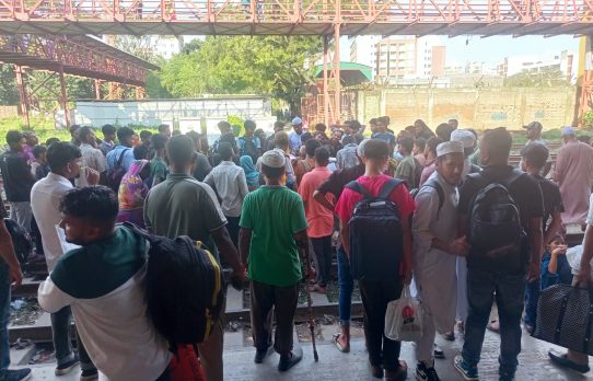 জাদুর নামে প্রতারণা ও পকেটমারের অভয়ারণ্য, দেখার কি কেউ নেই?