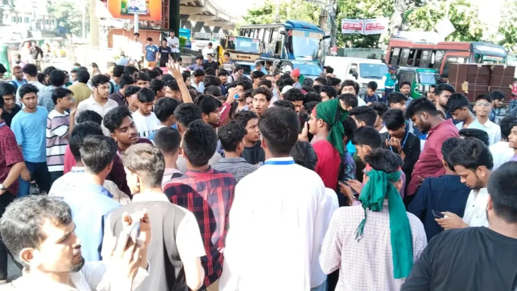 শিক্ষামন্ত্রীর পদত্যাগের দাবিতে চট্টগ্রামে শিক্ষার্থীদের ফের বিক্ষোভ