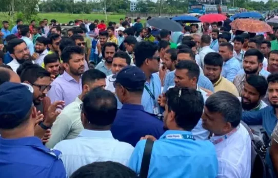 চট্টগ্রামের আনোয়ারায় ইসলামী ব্যাংকের চাকরিচ্যুত কর্মীদের বিক্ষোভ