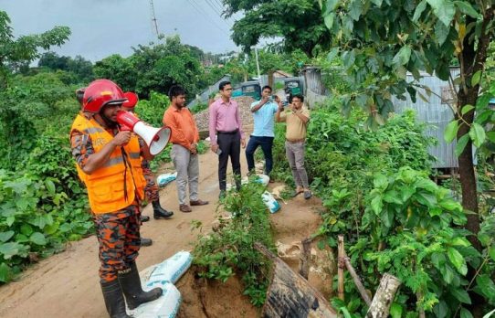 বৃষ্টিতে চট্টগ্রামে পাহাড়ধসের শঙ্কা, ঝুঁকিপূর্ণ এলাকা ছাড়তে মাইকিং