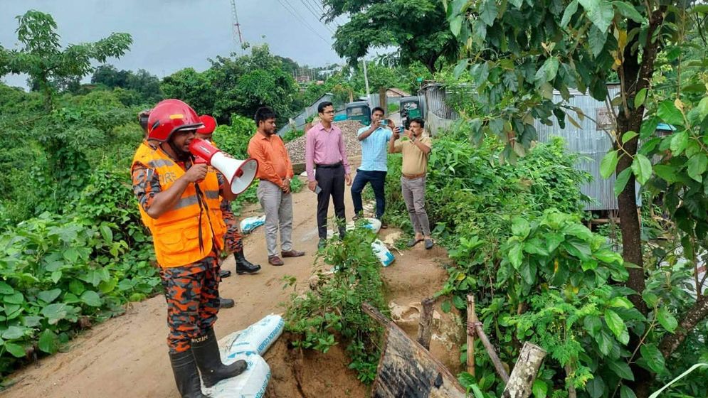 বৃষ্টিতে চট্টগ্রামে পাহাড়ধসের শঙ্কা, ঝুঁকিপূর্ণ এলাকা ছাড়তে মাইকিং