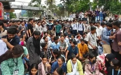 ৩ দাবিতে চট্টগ্রামে এইচএসসি পরীক্ষার্থীদের বিক্ষোভ