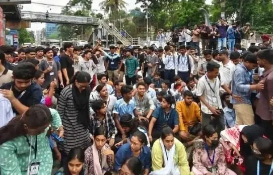 ৩ দাবিতে চট্টগ্রামে এইচএসসি পরীক্ষার্থীদের বিক্ষোভ