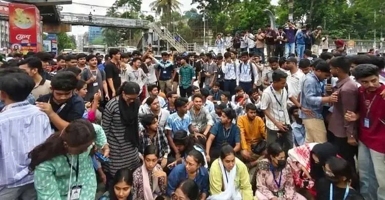 ৩ দাবিতে চট্টগ্রামে এইচএসসি পরীক্ষার্থীদের বিক্ষোভ