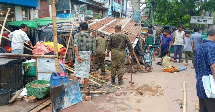 চট্টগ্রামে রাস্তা-নালা দখল করে দোকানের মালামাল রাখায় জরিমানা
