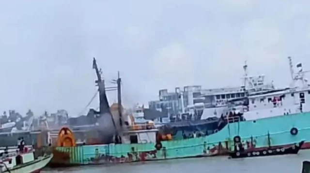 কর্ণফুলী নদীতে ফিশিং ট্রলারে অগ্নিকাণ্ডে দগ্ধ দুই নাবিকের মৃত্যু