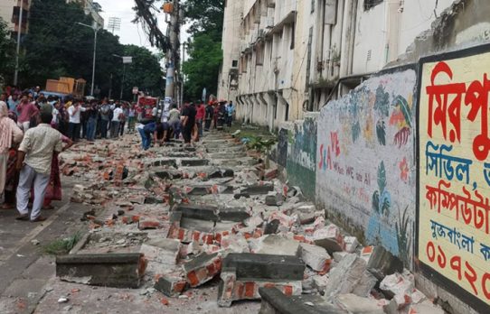 মিরপুর বিশ্ববিদ্যালয় কলেজের দেয়াল ধসে নারী নিহত
