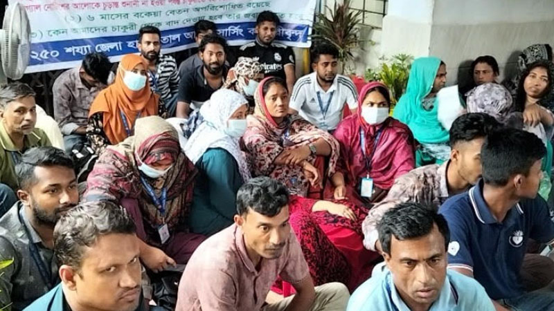 চাকরি বহালের দাবিতে হাসপাতালের প্রশাসনিক ভবনে তালা