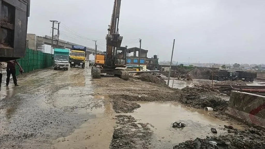 ভারি বৃষ্টিতে ধসে পড়ল চট্টগ্রামের আউটার রিং রোডের একাংশ