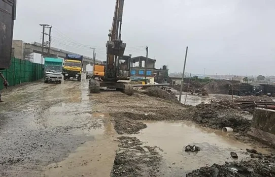 ভারি বৃষ্টিতে ধসে পড়ল চট্টগ্রামের আউটার রিং রোডের একাংশ