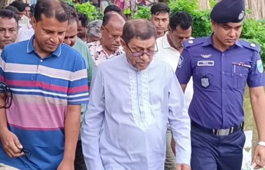 ‘ভুল চিকিৎসায়’ মৃত্যু: সেই নারীর বা‌ড়ি‌তে স্বাস্থ্যমন্ত্রী