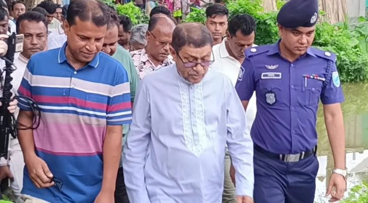 ‘ভুল চিকিৎসায়’ মৃত্যু: সেই নারীর বা‌ড়ি‌তে স্বাস্থ্যমন্ত্রী