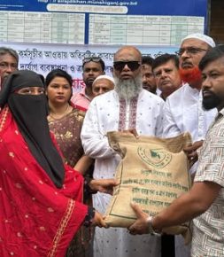 সিরাজদিখানে অতিবৃষ্টিতে ক্ষতিগ্রস্ত দুস্থ পরিবারের মাঝে শুকনো খাবার বিতরণ