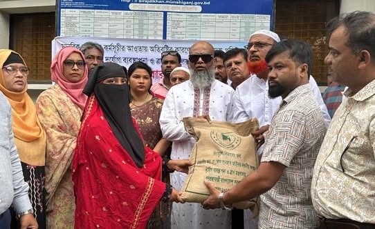 সিরাজদিখানে অতিবৃষ্টিতে ক্ষতিগ্রস্ত দুস্থ পরিবারের মাঝে শুকনো খাবার বিতরণ