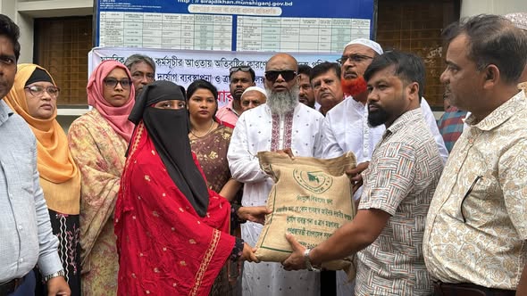 সিরাজদিখানে অতিবৃষ্টিতে ক্ষতিগ্রস্ত দুস্থ পরিবারের মাঝে শুকনো খাবার বিতরণ