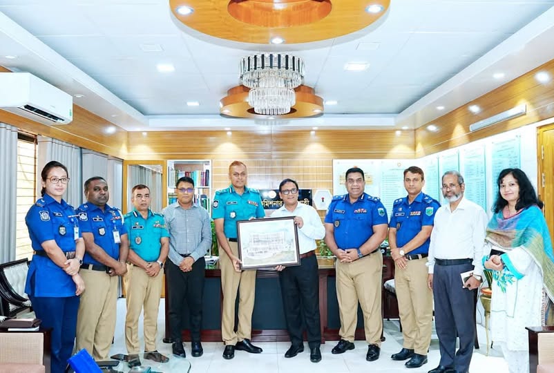 বদলিজনিত বিদায়ে রাজশাহী বিভাগীয় কমিশনারকে আরএমপি পুলিশ কমিশনারের সৌজন্য সাক্ষাৎ