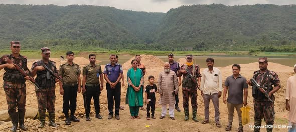 জৈন্তাপুরে অবৈধ বালু উত্তোলনের বিরুদ্ধে টাস্কফোর্সের অভিযান, ৪ নৌকা বিনষ্ট